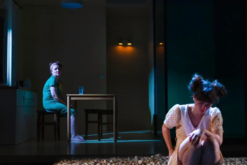 La câțiva oameni distanță de tine